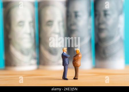 Jouets miniatures concept de guerre commerciale entre les États-Unis et la Chine. Banque D'Images