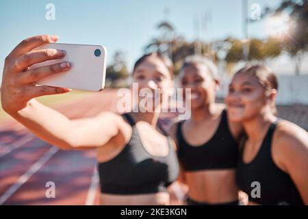 Groupe de femmes de sport, de smartphone et de selfie pour le travail d'équipe, la collaboration et la réussite des objectifs sur les réseaux sociaux, les applications mobiles ou le Web. Athlète Banque D'Images