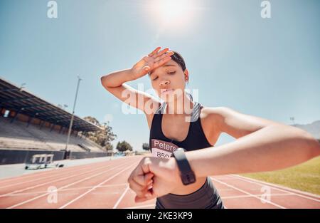 Une montre fatiguée et intelligente et un athlète vérifient la vitesse, le rythme et le temps de course lors de l'entraînement, de l'exercice et de l'entraînement de routine. Femme en forme, active et en bonne santé Banque D'Images