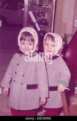 Deux petites filles vêtues dans un magasin d'opticien, Italie 1960s Banque D'Images