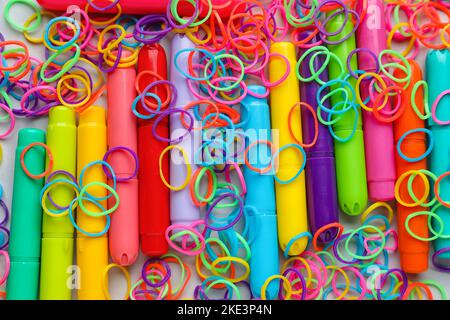 Bandes et marqueurs en caoutchouc colorés sur fond blanc, gros plan Banque D'Images