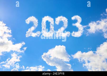 2023 ans écrit sur un ciel bleu de nuages. Concept de Bonne Année. Banque D'Images