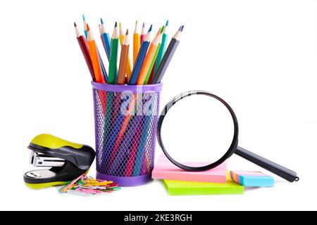 Crayons de couleur en verre isolés sur blanc, de retour à l'école Banque D'Images