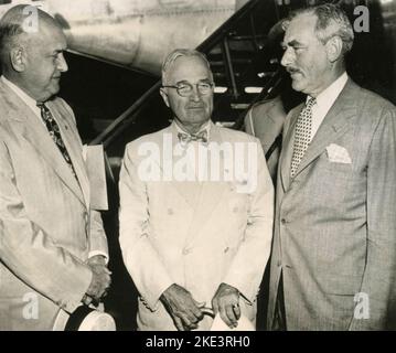 LE président AMÉRICAIN Harry Truman entre le secrétaire à la Défense Louis Johnson (à gauche) et le secrétaire d'État Dean Acheson, Washington DC, USA 15 juin 1950 Banque D'Images