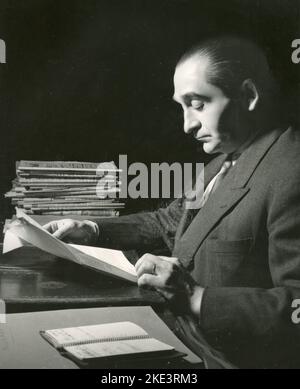 Homme politique français et Président du Conseil des ministres Pierre Mendes France, Paris, France 1954 Banque D'Images