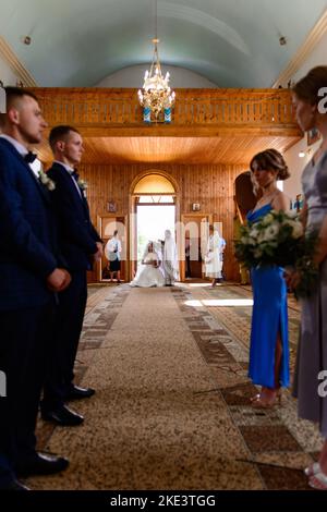 Ivano-Frankivsk, Ukraine 1 août 2021 : un mariage dans une église ukrainienne, le sacrement du mariage de la mariée et du marié dans l'église. Banque D'Images