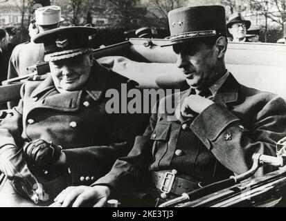 Général français et homme politique le président Charles de Gaulle et le premier ministre anglais Winston Churchill dans une voiture convertible, France 1960s Banque D'Images