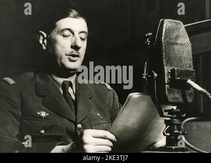 Général français et homme politique Président Charles de Gaulle diffusant de la radio l'appel du 18 juin à Londres, Royaume-Uni 1940 Banque D'Images