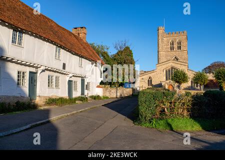 Long Crendon Courthouse et St Marys Chruch en automne. Buckinghamshire, Angleterre Banque D'Images