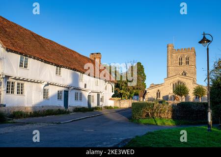 Long Crendon Courthouse et St Marys Chruch en automne. Buckinghamshire, Angleterre Banque D'Images