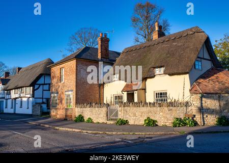 Long Crendon Village High Street en automne. Long Crendon, Buckinghamshire, Angleterre Banque D'Images