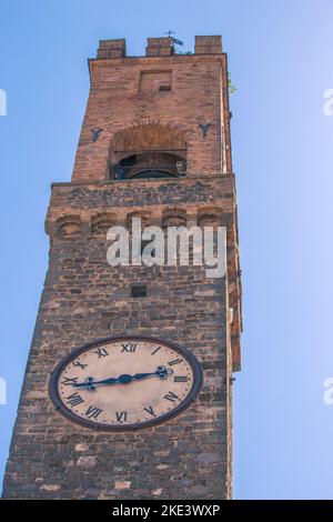 Clocher et tour d'horloge à Pienza, en Italie, en Toscane. Ciel bleu clair pris pendant la journée. Banque D'Images