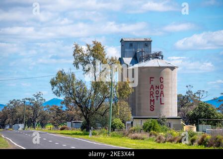 Un signe de protestation de charbon pas fermes est peint en grandes lettres sur le côté d'un silo à grain près de Breeza dans le nord-ouest de la Nouvelle Galles du Sud Banque D'Images