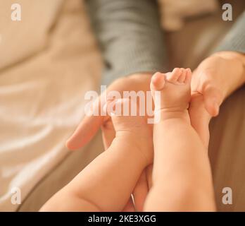 Les plus petits pieds laissent les plus grands empreintes de pas dans nos coeurs. Une mère non identifiable tenant ses pieds de bababs. Banque D'Images