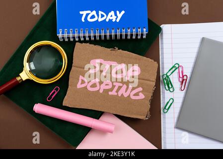 Écriture affichant le texte Arrêter le dopage. Concept signifiant cesser l'utilisation de médicaments interdits pour améliorer la performance athlétique Banque D'Images