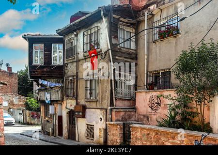 ISTANBUL/TURQUIE - 09 juillet 2022: Quartier avec maisons en décomposition dans la ville d'istanbul Banque D'Images