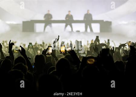 Copenhague, Danemark. 09th novembre 2022. Les amateurs de concert élèvent leur smartphone lors d'un concert avec le DJ-trio suédois Swedish House Mafia à la Royal Arena de Copenhague. (Crédit photo : Gonzales photo/Alamy Live News Banque D'Images