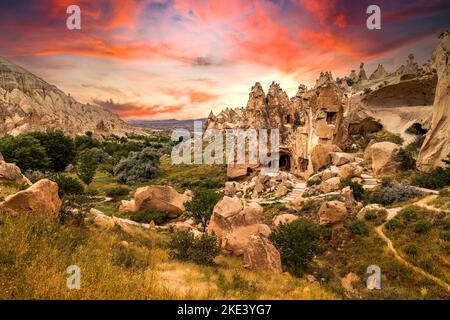 Maisons sculptées dans le rocher de Zelve. Turquie. Banque D'Images