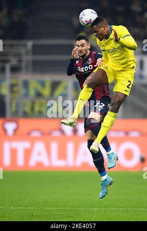 Milan, Italie. 09 novembre 2022. Charalampos Lykogiannis de Bologna FC est en compétition avec Denzel Dumfries de FC Internazionale lors du match de football entre le FC Internazionae et le FC Bologna. Credit: Nicolò Campo/Alay Live News Banque D'Images
