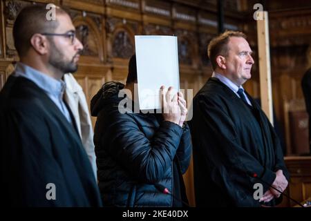 Brême, Allemagne. 10th novembre 2022. Le défendeur se tient avec ses avocats Manar Taleb (l) et Thomas Domanski (r) dans la salle d'audience avant le début du procès. Après l'acte de violence dans une école secondaire de Bremerhaven en mai 2022, un ancien étudiant doit répondre au tribunal régional de Brême sur des accusations de tentative de meurtre. L'accusation accuse l'enfant de 21 ans d'avoir blessé gravement un employé de l'école avec deux coups de feu d'un arbalète. Credit: Sina Schuldt/dpa/Alay Live News Banque D'Images