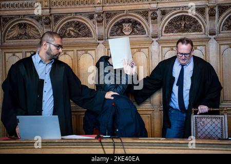 Brême, Allemagne. 10th novembre 2022. Le défendeur est accompagné dans la salle d'audience par ses avocats Manar Taleb (l) et Thomas Domanski (r) avant le début du procès. Après l'acte de violence dans une école secondaire de Bremerhaven en mai 2022, un ancien étudiant doit répondre au tribunal régional de Brême sur des accusations de tentative de meurtre. L'accusation accuse l'enfant de 21 ans d'avoir blessé gravement un employé de l'école avec deux coups de feu d'un arbalète. Credit: Sina Schuldt/dpa/Alay Live News Banque D'Images