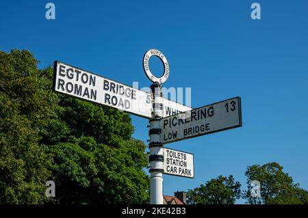 Gros plan de l'ancien panneau de signalisation routière en métal montrant les directions pour Egton Bridge et Pickering en été Goathland près de Whitby North Yorkshire Angleterre Banque D'Images