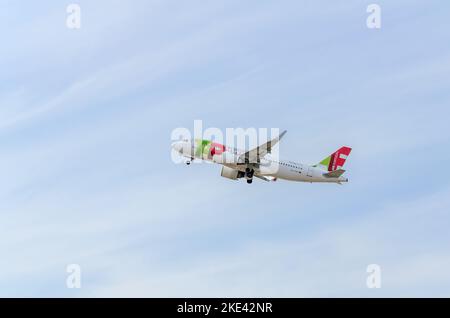 Barcelone, 21 mai 2022 : avion Airbus A320 de la compagnie TAP Air Portugal, atterrissage à l'aéroport El Prat de Barcelone, Espagne Banque D'Images