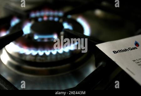 Photo de dossier datée du 08/02/07 d'une table de cuisson à gaz avec une facture de British Gas. Le géant de l'énergie Centrica a déclaré qu'il s'attendait à mieux faire que ce que les experts prévoient, même si la météo récente légère a frappé les bénéfices de sa filiale de British Gas. L'entreprise a déclaré que les chiffres récents semblent indiquer que beaucoup d'analystes qui regardent ses performances pourraient faire des prédictions trop prudentes. Date de publication : jeudi 10 novembre 2022. Banque D'Images