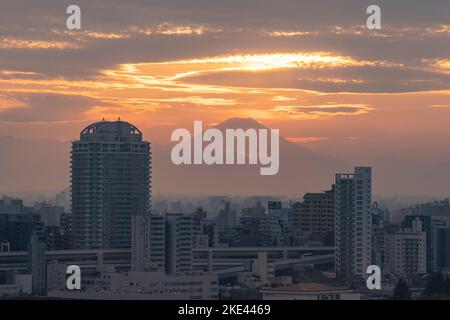 Tokyo, Japon. 10th novembre 2022. Le soleil se couche sur le mont Fuji (å¯Œå£«å±), un stratovolcan actif le long de l'anneau de feu de l'océan Pacifique qui a éclaté il y a plus de 300 ans avec Tokyo Metropolitan City SkyScape au premier plan vu de la ville de Kita (åŒ-åŒº). Également connu sous le nom de Fujisan, le volcan est admiré pour sa beauté et est une destination touristique et de randonnée. Le centre de Tokyo est à environ 100 kilomètres de Mt. Fuji et la montagne est le septième plus haut sommet d'une île sur Terre.le Japon a récemment rouvert au tourisme après plus de deux ans d'interdiction de voyager en raison de la Banque D'Images