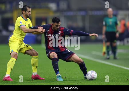 Henrikh Mkhitaryan du FC Internazionale (L) et Charalampos Lykogiannis de Bologne FC (R) se battent pour le ballon pendant la série Un match de football entre le FC Internazionale et le FC de Bologne au Stadio Giuseppe Meazza sur 9 novembre 2022 à Milan Italie . Banque D'Images