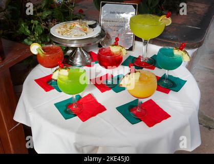 Une sélection de cocktails Margarita de différentes tailles et de différents goûts sur une table de restaurant. Vieille ville de San Diego, Californie, États-Unis. Banque D'Images