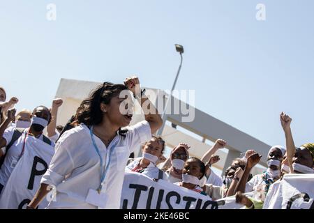 Charm El-Cheikh, Égypte. 10th novembre 2022. Les manifestants ont crié des slogans lors d'une manifestation pour défenseurs de l'environnement, défenseurs des droits de l'homme et prisonniers politiques, tenue sous le slogan « pas de justice climatique sans droits humains », en marge de la Conférence des Nations Unies sur les changements climatiques de 2022 COP27. Credit: Gehad Hamdy/dpa/Alay Live News Banque D'Images