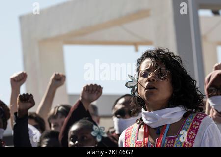 Charm El-Cheikh, Égypte. 10th novembre 2022. Un manifestant a crié des slogans lors d'une manifestation pour des défenseurs de l'environnement, des défenseurs des droits de l'homme et des prisonniers politiques, tenue sous le slogan "pas de justice climatique sans droits de l'homme", en marge de la Conférence des Nations Unies sur les changements climatiques de 2022 COP27. Credit: Gehad Hamdy/dpa/Alay Live News Banque D'Images