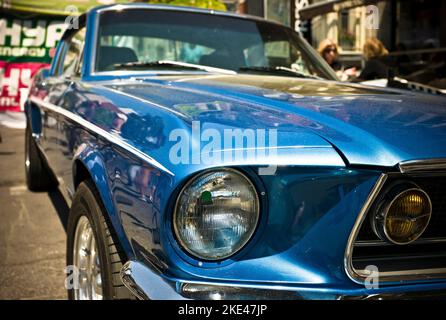 Montréal, Québec, Canada - 10 juin 2011 : une Ford Mustang GT bleue de 1967 est exposée à une exposition sur la rue Peel à Montréal. Banque D'Images