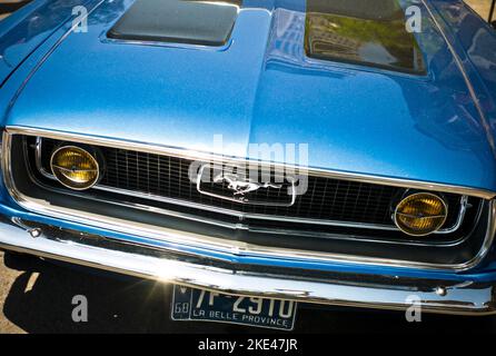 Montréal, Québec, Canada - 10 juin 2011 : une Ford Mustang GT bleue de 1967 est exposée à une exposition sur la rue Peel à Montréal. Banque D'Images