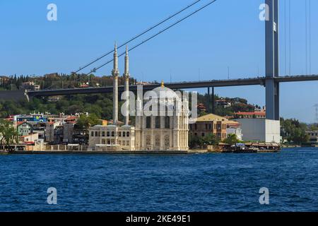 ISTANBUL, TURQUIE - 12 SEPTEMBRE 2017 : il s'agit de la mosquée Ortakoy dans le style baroque ottoman près du pont Bosporus. Banque D'Images