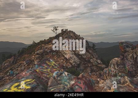 Vue aérienne sur le sommet de Bell Mountain en Géorgie du Nord, avec des escaliers menant à la terrasse supérieure et des pierres peintes sur le pied Banque D'Images