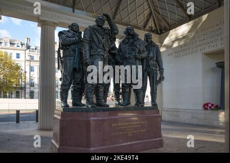 Sculptures en bronze de Philip Henry Christopher Jackson représentant l'équipage de bombardiers. Royal Air Force Bomber Command Memorial, Green Park, Londres, Angleterre Banque D'Images