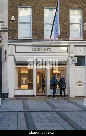 Magasin de Mikimoto, bijoutier japonais spécialisé dans les bijoux en perles de culture. New Bond Street, Mayfair, Londres, Angleterre, Royaume-Uni Banque D'Images