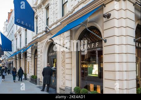 Extérieur du magasin Graff, une marque de bijoux de luxe spécialisée dans les diamants, pierres gemmes et les pièces d'horlogerie ornementées. New Bond Street, Londres, Angleterre, Royaume-Uni Banque D'Images