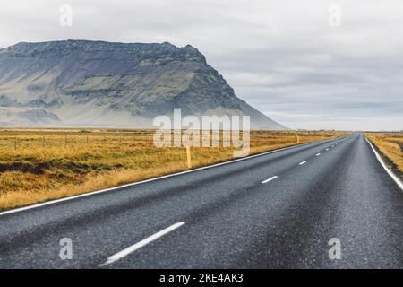 Voyage en voiture à travers l'Islande, routes sans fin, paysages incroyables Banque D'Images