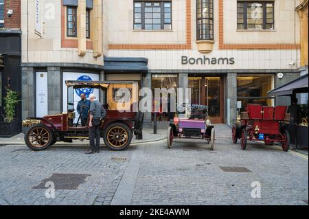 Voitures anciennes devant l'entrée de la rue Blenheim à la maison de vente aux enchères de Bonhams. Londres, Angleterre, Royaume-Uni Banque D'Images