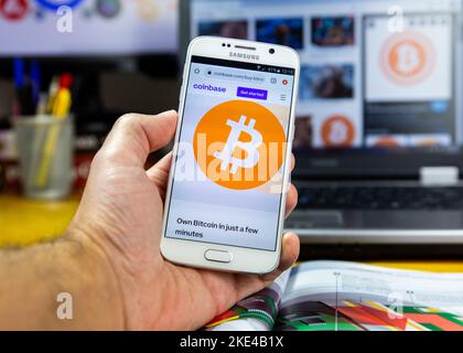 Belgrade, Serbie - 08 novembre 2022: Acheter la crypto-monnaie Bitcoin sur le marché de la crypto-monnaie de Coinbase via android smarphon. Bitcoin est l'exp le plus Banque D'Images