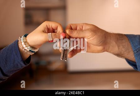 Femme de Realtor donnant des clés de main de client, homme acheteur propriétaire de maison achetant nouvelle maison, prêt hypothécaire contrat d'investissement, achat de l'affaire immobilière concept Banque D'Images