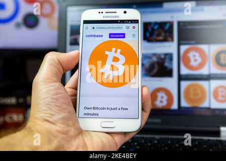 Belgrade, Serbie - 08 novembre 2022: Acheter la crypto-monnaie Bitcoin sur le marché de la crypto-monnaie de Coinbase via android smarphon. Bitcoin est l'exp le plus Banque D'Images