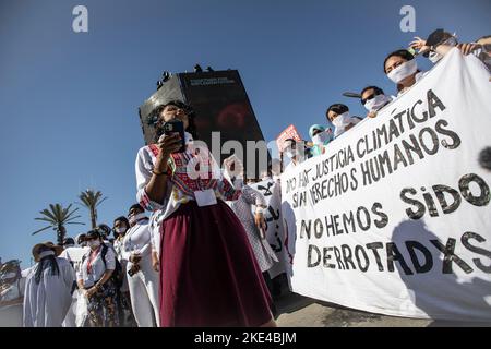 Charm El-Cheikh, Égypte. 10th novembre 2022. Des manifestants arborant des slogans prennent part à une manifestation pour défenseurs de l'environnement, défenseurs des droits de l'homme et prisonniers politiques, tenue sous le slogan « pas de justice climatique sans droits humains », en marge de la Conférence des Nations Unies sur les changements climatiques de 2022 COP27. Credit: Gehad Hamdy/dpa/Alay Live News Banque D'Images