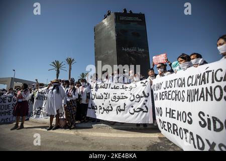 Charm El-Cheikh, Égypte. 10th novembre 2022. Des manifestants arborant des slogans prennent part à une manifestation pour défenseurs de l'environnement, défenseurs des droits de l'homme et prisonniers politiques, tenue sous le slogan « pas de justice climatique sans droits humains », en marge de la Conférence des Nations Unies sur les changements climatiques de 2022 COP27. Credit: Gehad Hamdy/dpa/Alay Live News Banque D'Images