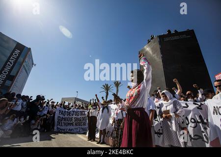 Charm El-Cheikh, Égypte. 10th novembre 2022. Les manifestants ont crié des slogans lors d'une manifestation pour défenseurs de l'environnement, défenseurs des droits de l'homme et prisonniers politiques, tenue sous le slogan « pas de justice climatique sans droits humains », en marge de la Conférence des Nations Unies sur les changements climatiques de 2022 COP27. Credit: Gehad Hamdy/dpa/Alay Live News Banque D'Images