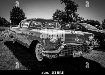 Coupé de ville 1957 Cadillac série 62 ‘844 XVL’ exposé au rallye American Auto Club des géants, tenu au Palais de Blenheim sur la 20 juillet 10th Banque D'Images