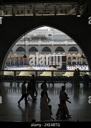 Un groupe de musulmans poursuivant l'umrah ou le pèlerinage et la Kaaba à l'horizon à la Mecque Banque D'Images